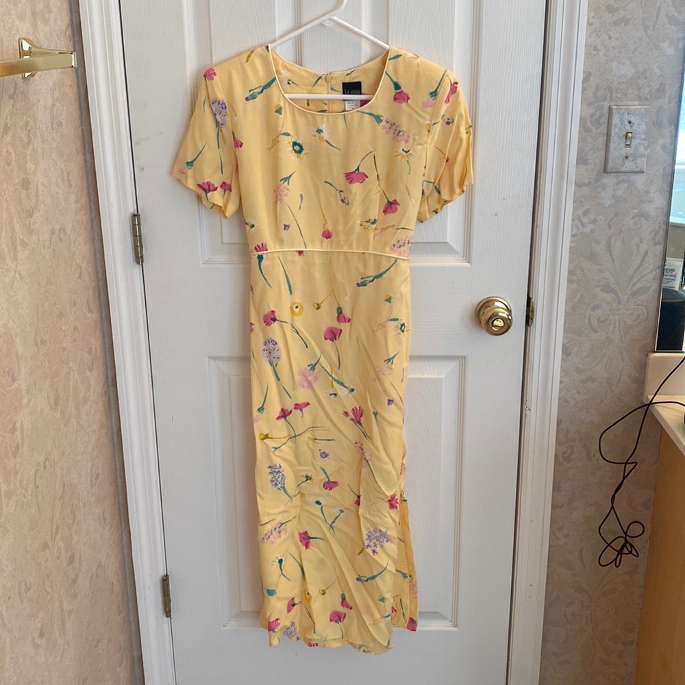 Sweet yellow flower mid-calf dress.   Size 6P.  Back bow tie.  Lightweight